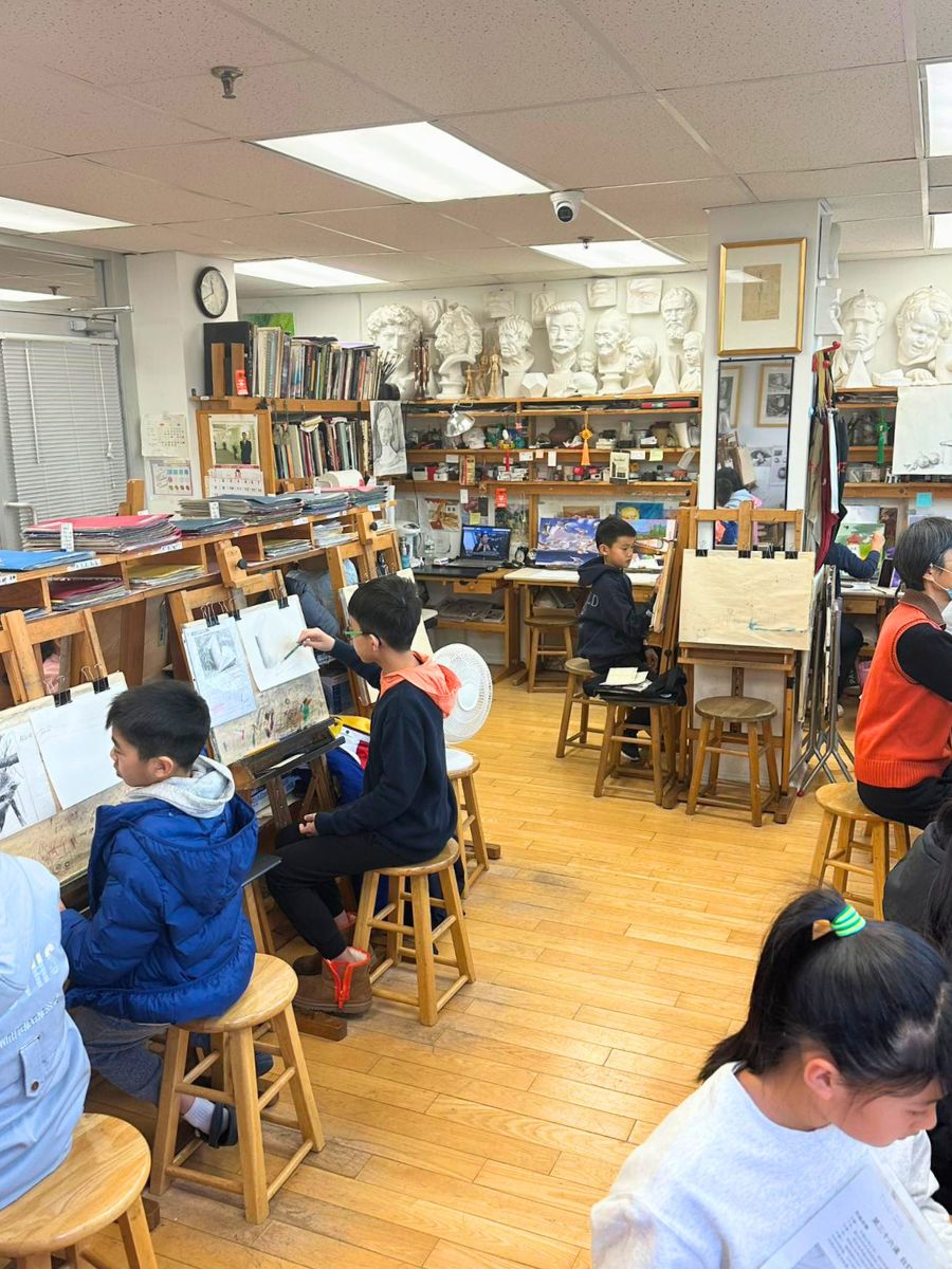 Children learning art at Zhou Qin Studio