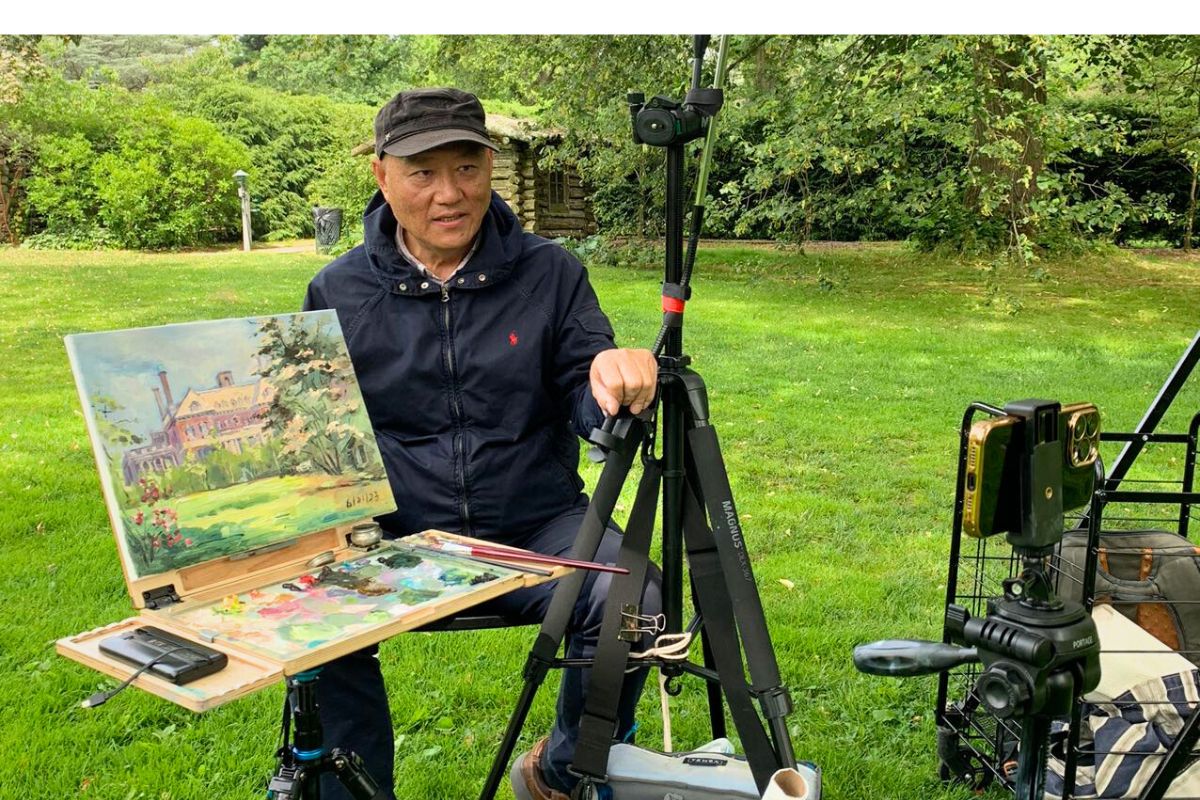 Steven Zhou teaching in art studio